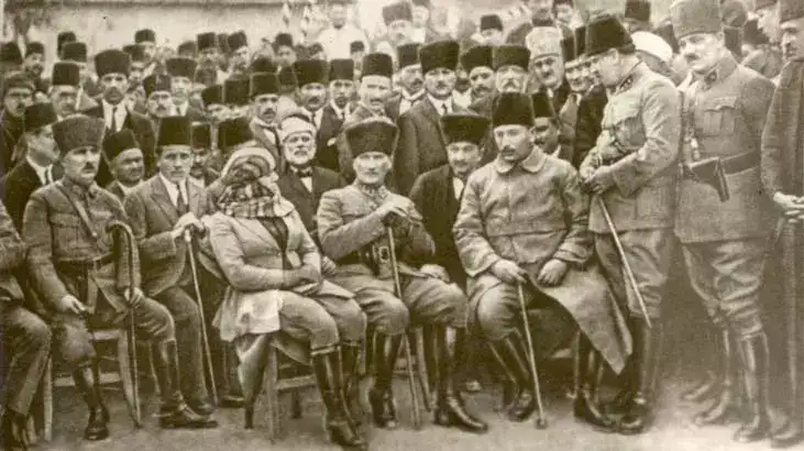 Mustafa Kemal Atatürk: Türkiye Cumhuriyeti'nin Kurucusu ve Değişimin Mimarı