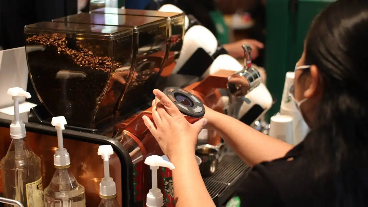 Starbucks'ta Yapay Zeka Fiyaskosu: Macera Sadece 9 Ay Sürdü